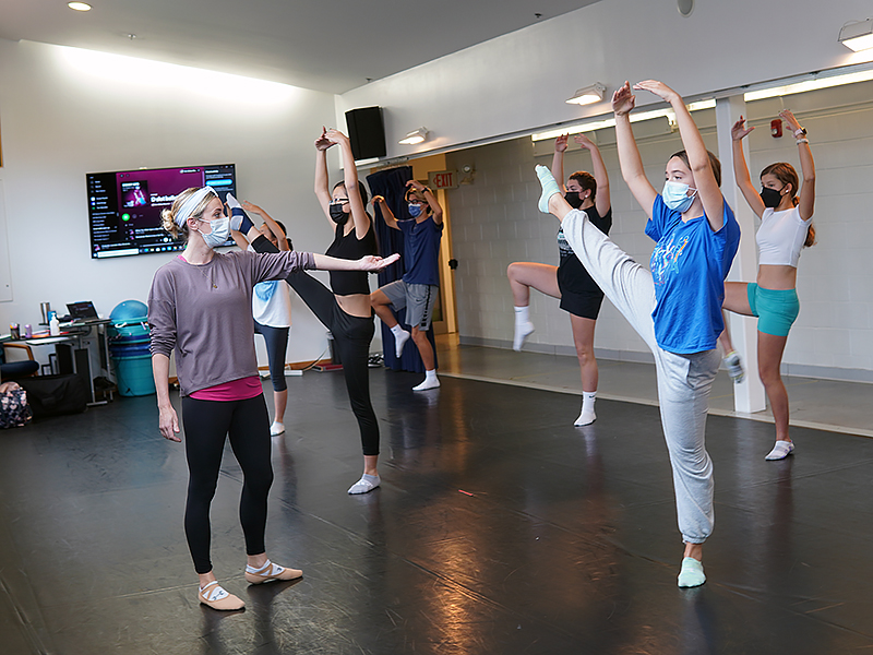 Erin Muccino ‘04 instructs a class of Upper School students as part of the growing dance program.