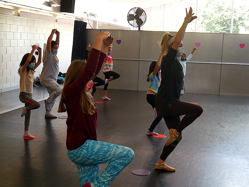 Lower School students learn dance from Erin Muccino ‘04.