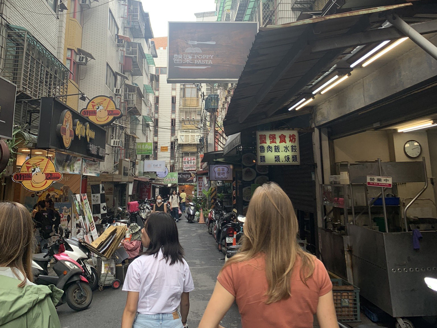 A photo of Caroline and her classmates walking in the streets of Danshui, Taiwan, to get lunch. 