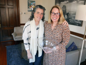 Amy Singer holds the Trustees Award alongside Head of School Allison Gaines Pell.